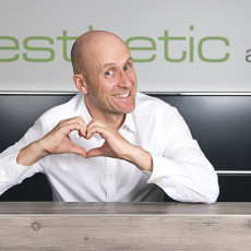 Dr. Daniel Thome am Frontdesk