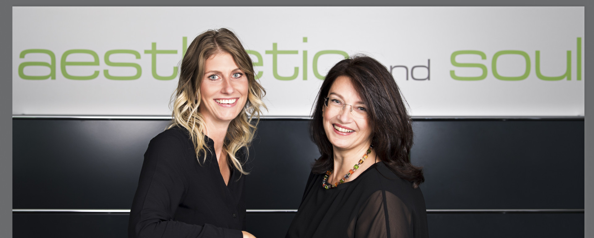 Unser Praxisteam am Empfang bei aestehtic and soul in München